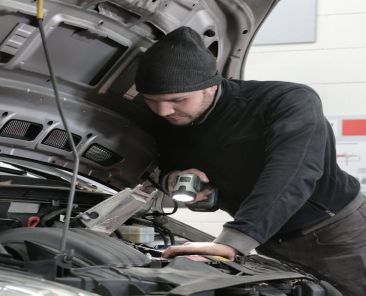 truck_engine_repair_insights_for_heavy-duty_truck_32494482_featured